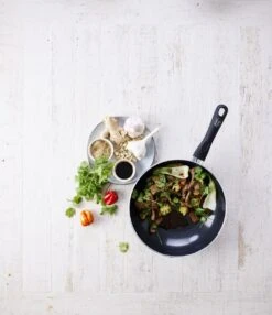 GreenChef Diamond Wokpan 28cm - Zwart - Inductie - PFAS-vrij 7 GreenChef Diamond Wokpan 28cm - Zwart - Inductie - PFAS-vrij -Pot Benodigdheden Winkel 1038x1200 2