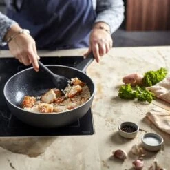 Demeyere Alu Classico 3 Wokpan – Inductie – Ceraforce Keramische Antikleeflaag – 28 Cm – PTFE En PFAS Vrij -Pot Benodigdheden Winkel 1200x1200 286