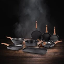 Rosmarino Black Line - Wokpan - Ø30cm - 100% PFAS & PFOA Vrij - Gegoten Aluminium - Non-stick Minerale Coating - Ergonomische Handgreep - Geschikt Voor Alle Warmtebronnen & Vaatwasser -Pot Benodigdheden Winkel 1200x1200 320