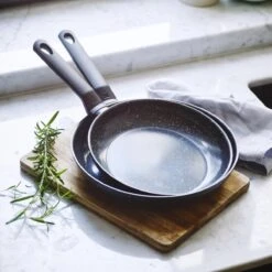 BK Universe Koekenpannenset Ø 24 Cm + Ø 28 Cm - Inductie - PFAS-vrij 9 BK Universe Koekenpannenset Ø 24 Cm + Ø 28 Cm - Inductie - PFAS-vrij -Pot Benodigdheden Winkel 1200x1200 505