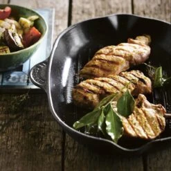 Le Creuset Gietijzeren Vierkante Grillpan - 26cm - Mat Zwart 8 Le Creuset Gietijzeren Vierkante Grillpan - 26cm - Mat Zwart -Pot Benodigdheden Winkel 1200x1200 599