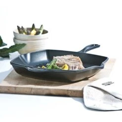 Le Creuset Gietijzeren Vierkante Grillpan - 26cm - Mat Zwart 9 Le Creuset Gietijzeren Vierkante Grillpan - 26cm - Mat Zwart -Pot Benodigdheden Winkel 1200x1200 600