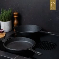 Chefarone Gietijzeren Pan - 2-in-1 Braadpan Inclusief Deksel - Geschikt Voor Alle Warmtebronnen -Pot Benodigdheden Winkel 1200x1200 661