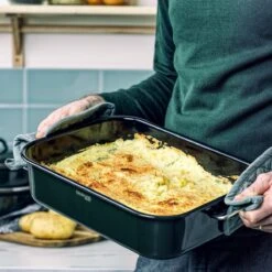 Dagelijkse Kost Door Jeroen Meus - Braadslede 39,5x28,6cm - Olijfgroen - Emaille - PFAS-vrij -Pot Benodigdheden Winkel 1200x1200 945