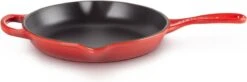 Le Creuset - Gietijzeren Ronde Skillet In Kersenrood 23cm 11 Le Creuset - Gietijzeren Ronde Skillet In Kersenrood 23cm -Pot Benodigdheden Winkel 1200x397