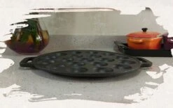 YUGN BLACK Poffertjespan Poffertjesmaker 6 Delige Set - 19 Poffertjes Incl Doseerfles Kwast Poffertjesvork Siliconen Ovenwanten - Platte Onderkant Poffertjespan Inductie Poffertjespan Elektrisch - Cadeau Tip -Pot Benodigdheden Winkel 1200x751 2