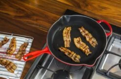 Le Creuset - Gietijzeren Ronde Skillet In Kersenrood 23cm 10 Le Creuset - Gietijzeren Ronde Skillet In Kersenrood 23cm -Pot Benodigdheden Winkel 1200x787 1