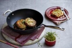 Le Creuset Wokpan - Met Steel - Les Forgées TNS - ø 26 Cm / 3.4 Liter - Standaard Anti-aanbaklaag -Pot Benodigdheden Winkel 1200x800 70