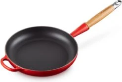 Le Creuset Koekenpan Signature Kersenrood - ø 28 Cm / 2.6 Liter - Geëmailleerde Anti-aanbaklaag -Pot Benodigdheden Winkel 1200x811 2