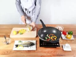 Cheffinger Wokpan Met Deksel - 32cm - Zwart - Pan - Keukenaccessoires -Pot Benodigdheden Winkel 1200x892